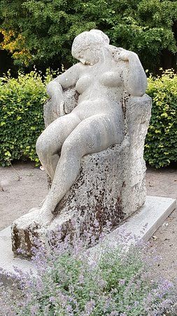 Skulptur "Die Schlummernde"